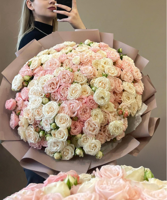 35 кустовых кремово-розовых роз Софи и Мадам Бомбастик №7478